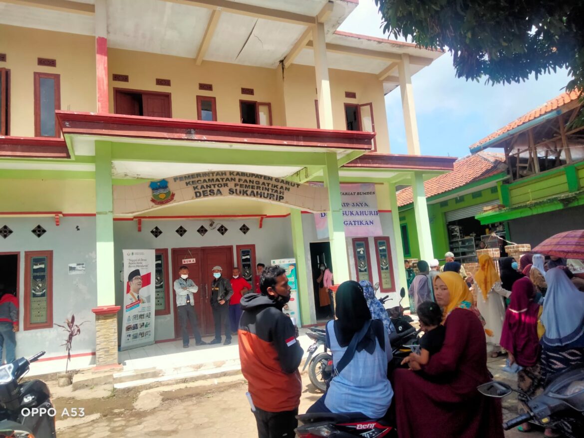 Desa Sukahurip Bagikan BPNT dan BLT Kepada 700 KPM