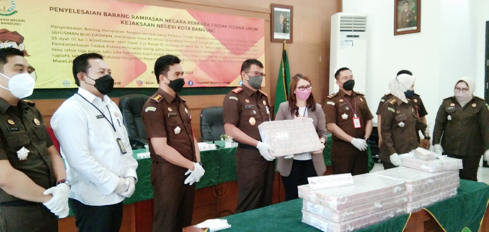 Kejari Bandung Serahkan Uang Rampasan TPPU Sebesar Rp 7,5 milyar ke BRI