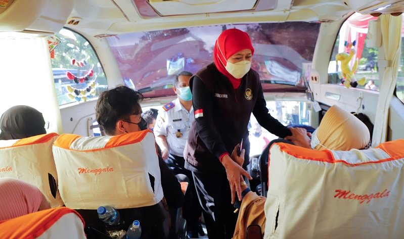 Gubernur Khofifah Berangkatkan Rombongan Mudik Gratis Warga Jatim dari Jakarta