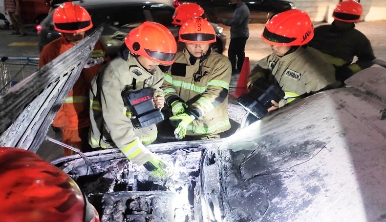 Sedan BMW Terbakar Hebat di Basement BIP Bandung