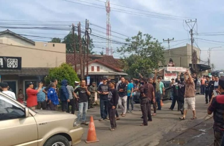 Warga Benda Blokir Jalan Sukabumi-Bogor