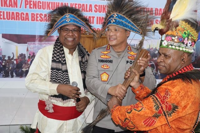 Kapolda Papua Barat Dinobatkan Sebagai Panglima Perang Suku Imeko