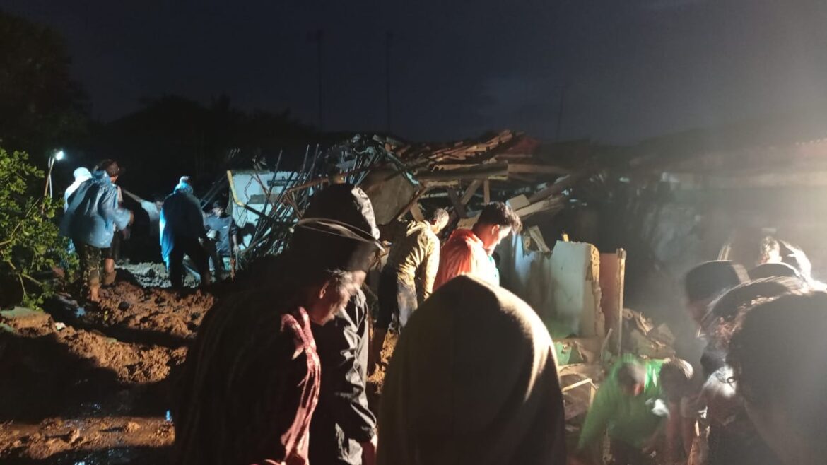 Hujan Deras, Satu Keluarga Tertimbun Longsor di Bogor