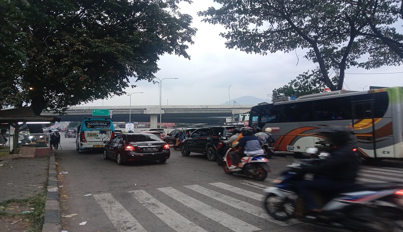 Ribuan Kendaraan Mulai Antre di Gerbang Tol Cileunyi Bandung