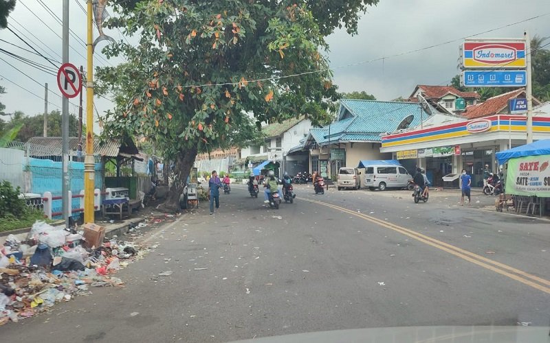 Sampah di Jalan Raya Pelabuanratu, Sisa Kunjungan Wisatawan