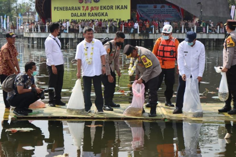 Rekor Penanaman Benih Ikan di Situ Bagendit Garut