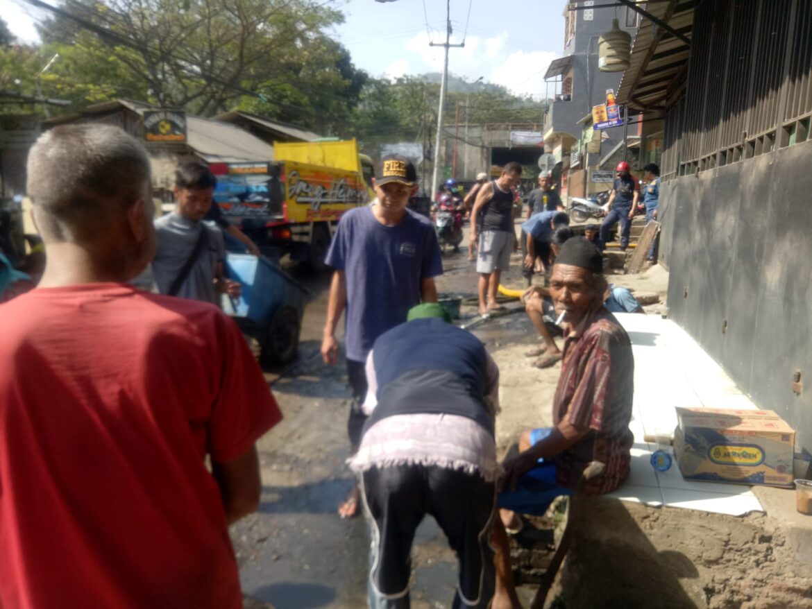 Warga Desa Babakan Petey Kabupaten Bandung Giat Kerjabakti