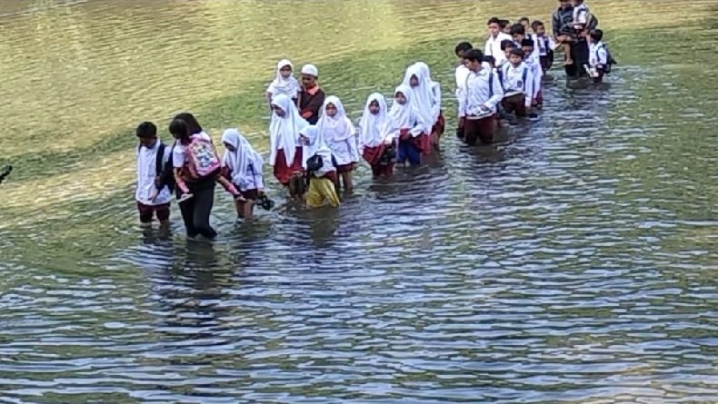 Puluhan Siswa di Cianjur Bertaruh Nyawa Seberangi Sungai Ciujung