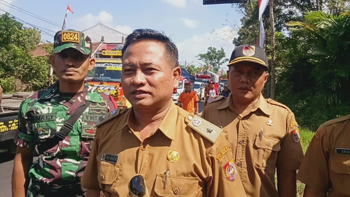 Bendera Merah Putih 3000 M Terbentang di Klatakan Tanggul