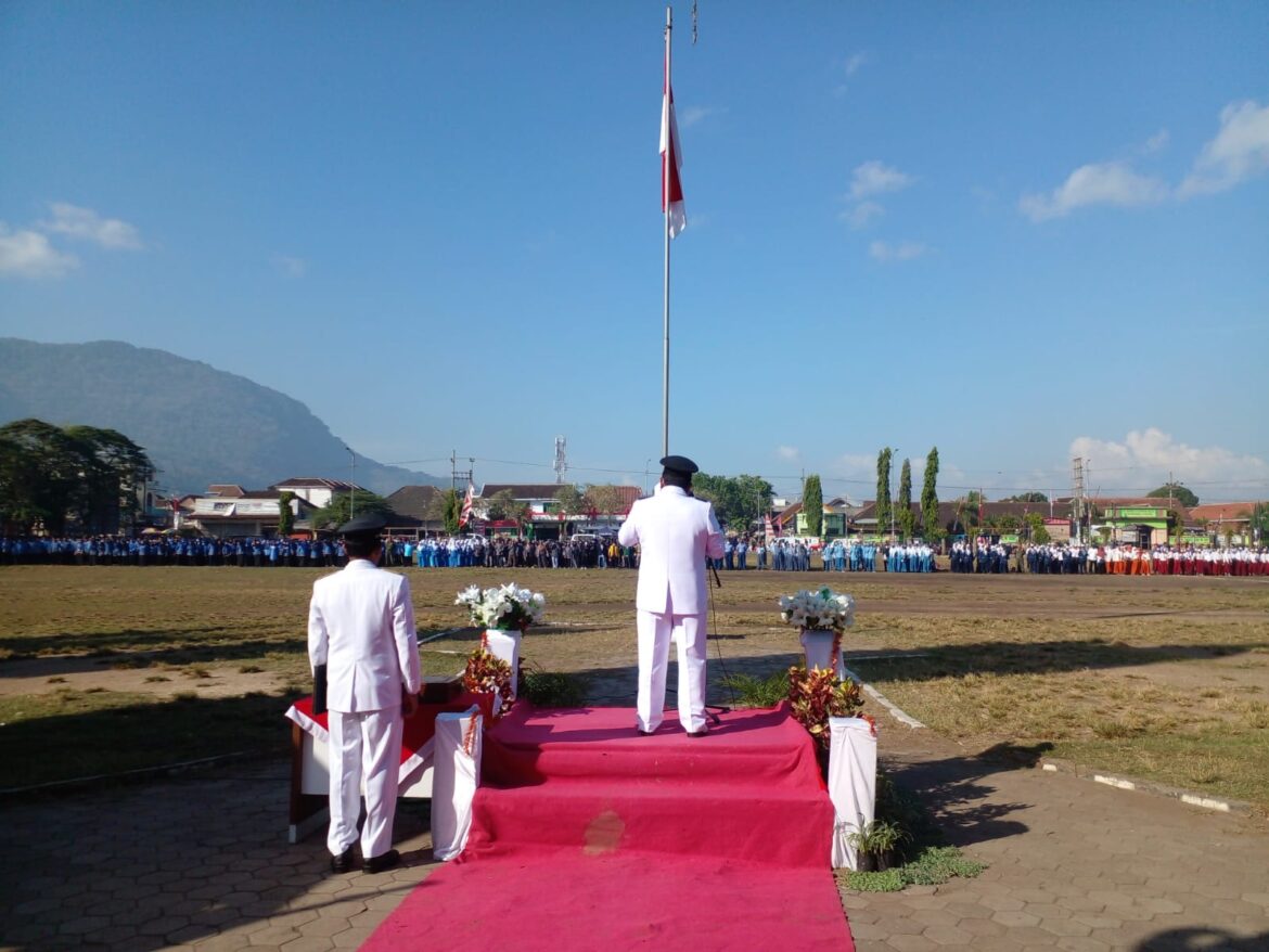 Upacara HUT RI 77 Sang Saka Berkibar di Alun Alun Puger