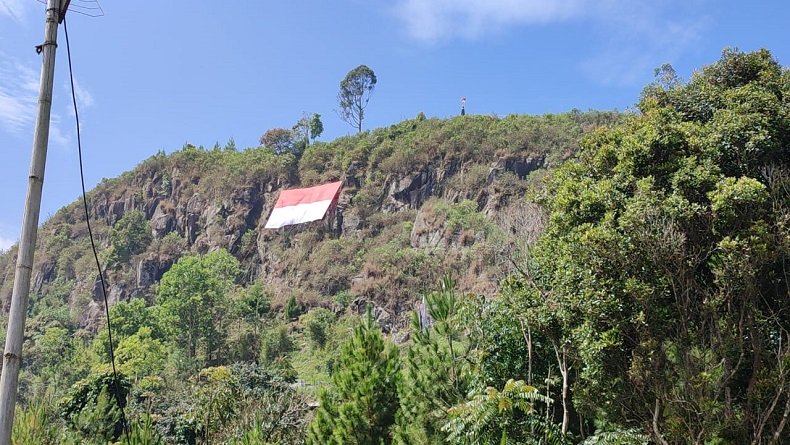 Bendera Merah Putih Raksasa Berkibar di Tebing Lembang KBB