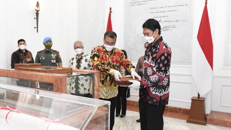 Naskah Asli Teks Proklamasi Akan Disandingkan dengan Bendera Pusaka di Istana Merdeka