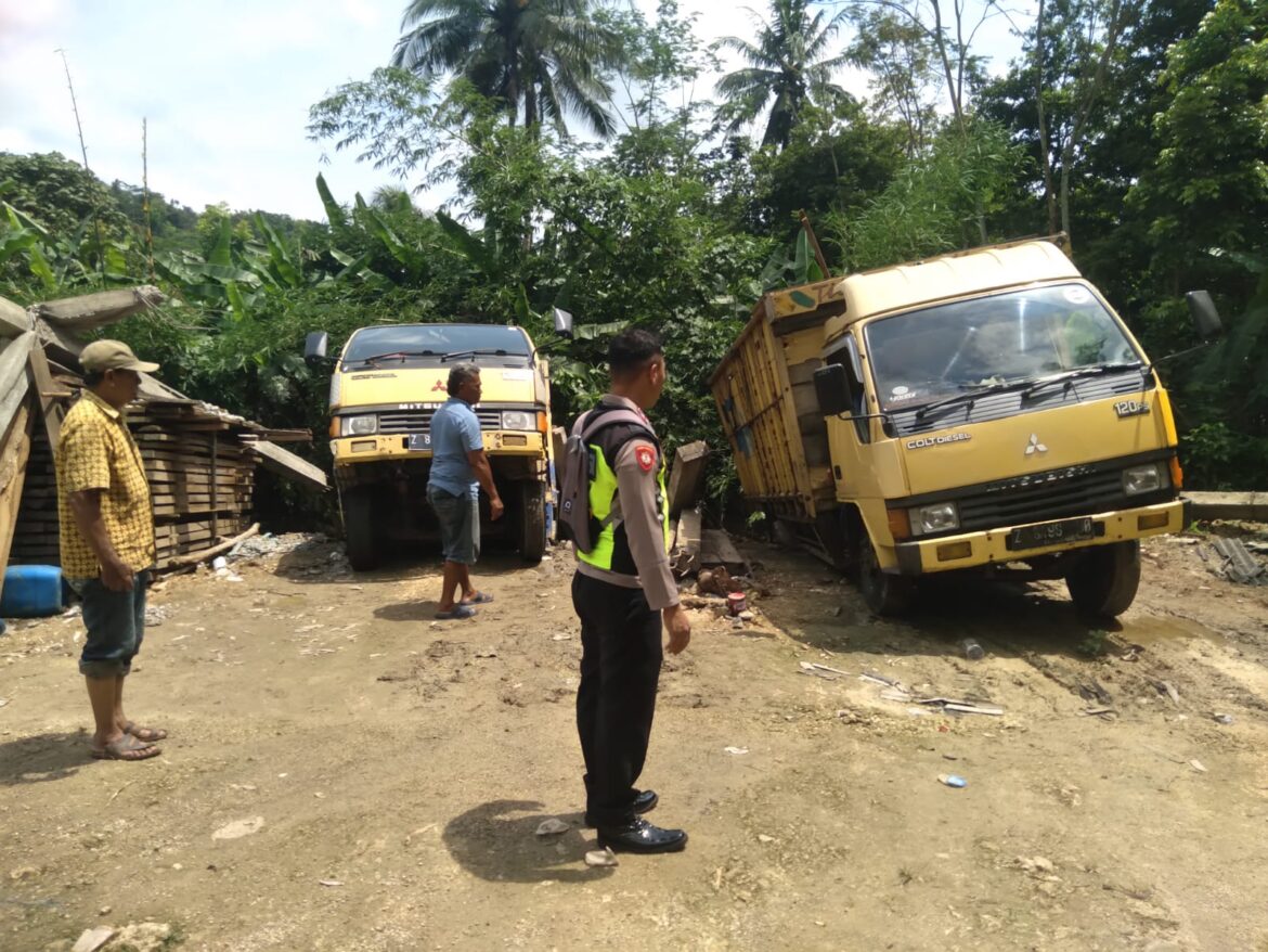 Kapolsek Kalipucang Datangi TKP Tanah Longsor Blok Cibarengkok Desa Tunggilis