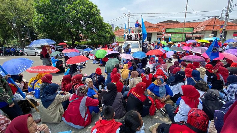 Buruh Korban PHK Geruduk PN Bandung