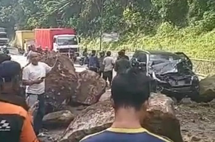 Batu Raksasa di Cadas Pangeran Longsor, Tidak Ada Korban Jiwa