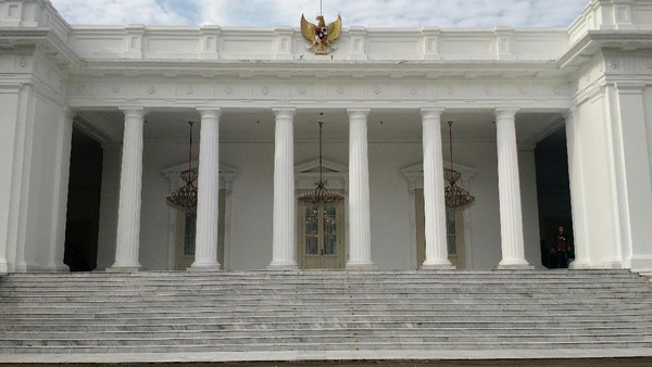 Terobos Istana, Paspampres di Todong Pistol Seorang Wanita