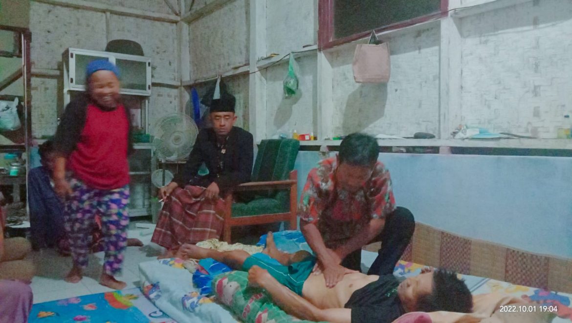 Warga Dusun Bengkekan Pangandaran Jatuh Dari Pohon