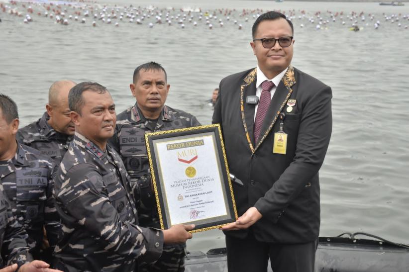 TNI AL Pecahkan Rekor MURI Water Trappen pada HUT ke-77 TNI