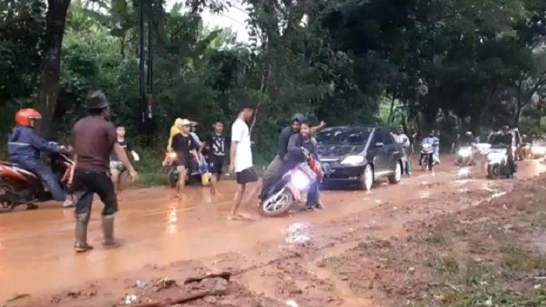 Banjir Lumpur Terjang Jalan Raya Jonggol Cianjur