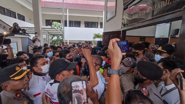 Ormas Ribut Diluar Ruang Sidang, Minta Sambo Berompi Tahanan Saat Diadili