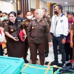 putri-candrawathi-tersangka-pembunuhan-berencana-brigadir-j-tiba-di-kejaksaan-agung_169.