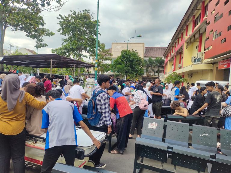 RSUD Sayang Cianjur Overload, Pasien Korban Gempa Ditangani di Halaman