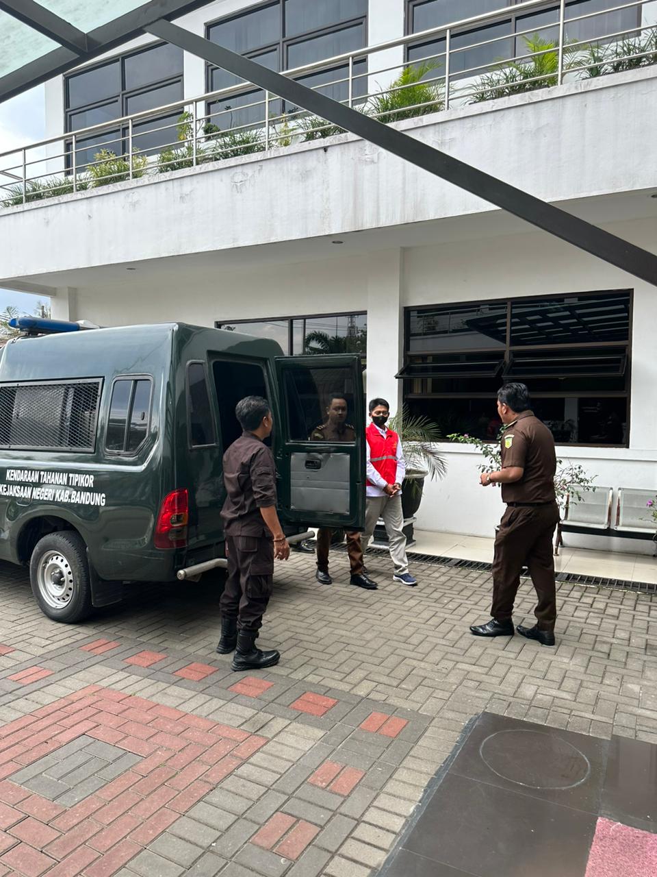 Kejari Baleendah Tahan Kades Mekarwangi Kabupaten Bandung Barat