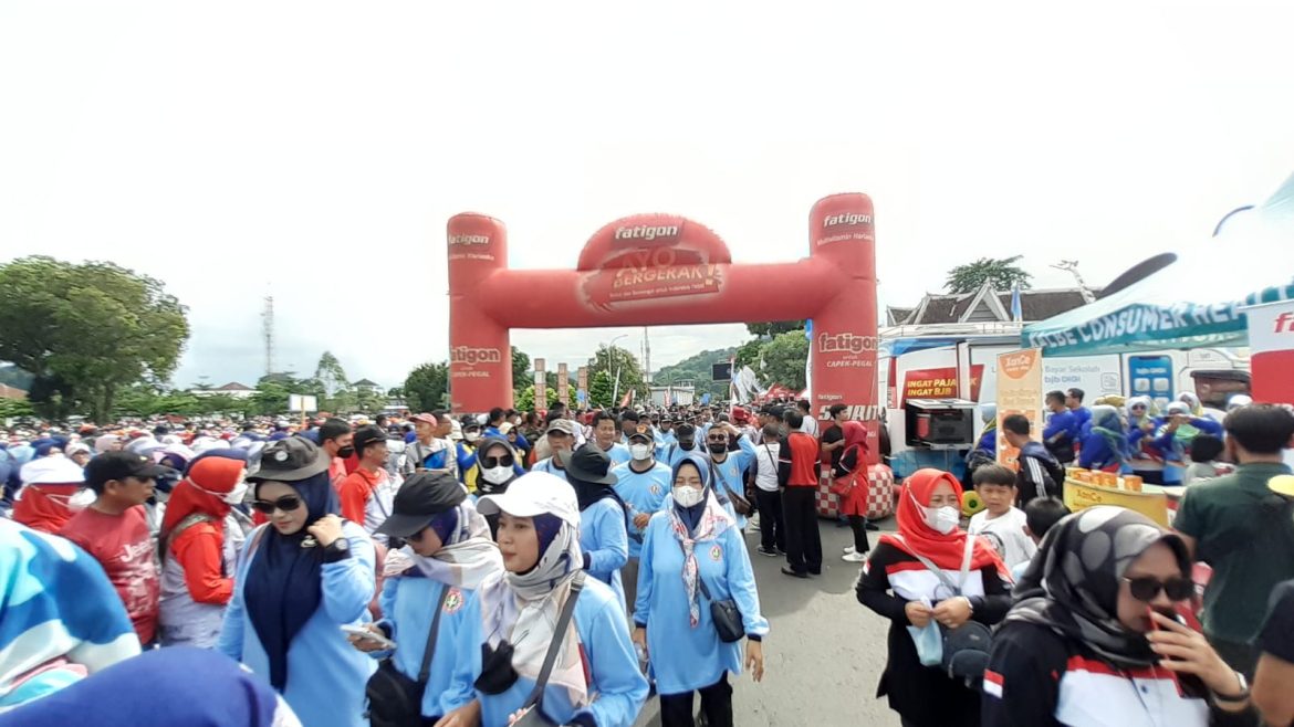 Ribuan Guru Antusias Ikuti Gerak Jalan Santai HGN