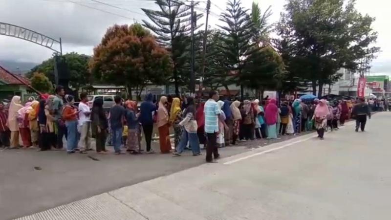 Warga Brebes Mengular Saat Antri BLT BBM-Sembako