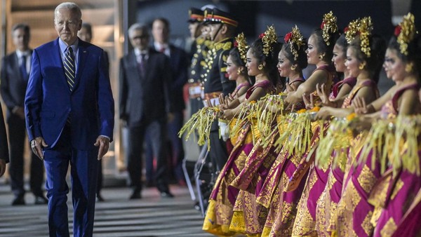 Menparekraf Sambut Kedatangan Joe Biden di Bali