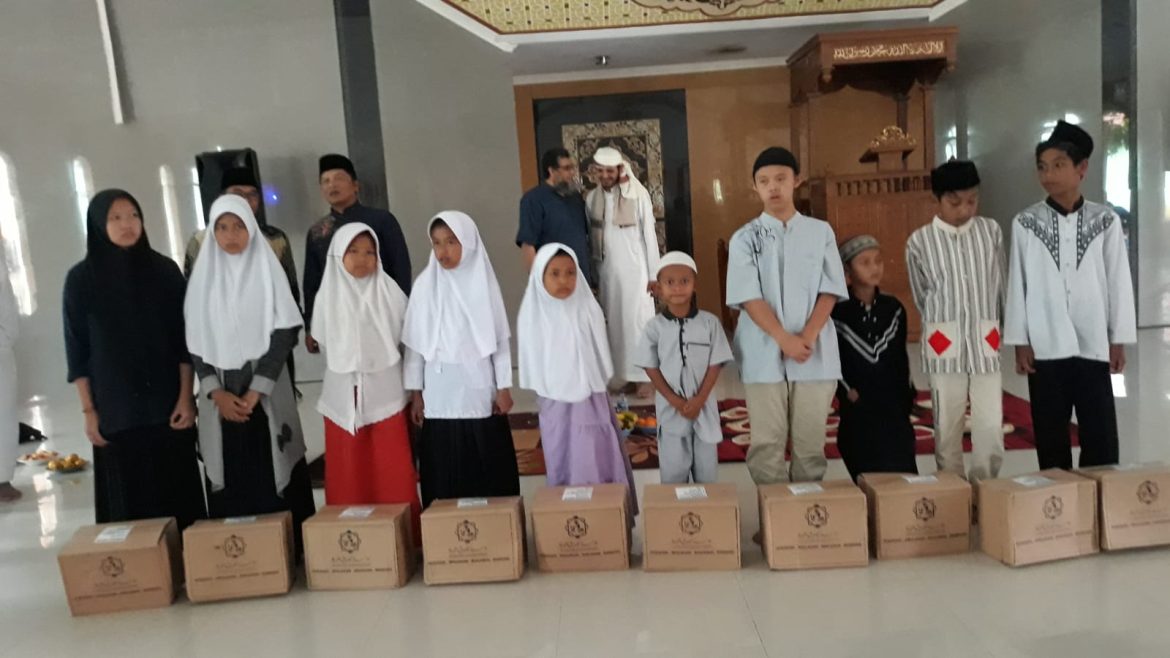 Yayasan Sosial Asyidiq Bandung Bagikan 300 Sembako pada Warga Desa Neglasari