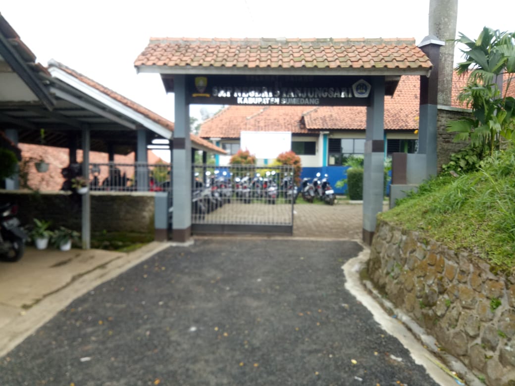 Kepsek dan Komite SMPN 3 Tanjungsari Terus Membenahi Lingkungan Sekolah 
