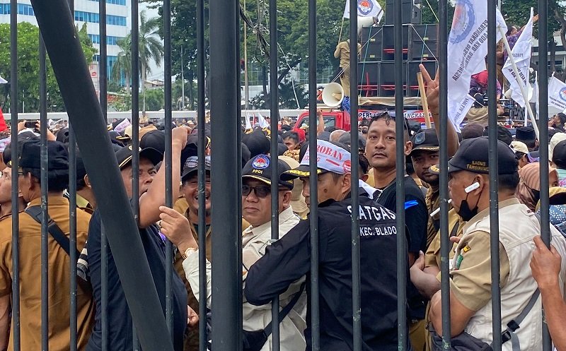 1.713 Polisi Kawal Demo Perangkat Desa di DPR