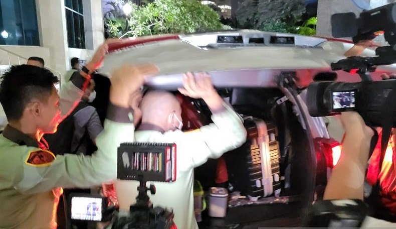 KPK Bawa 7 Koper Barang Bukti dari DPRD DKI