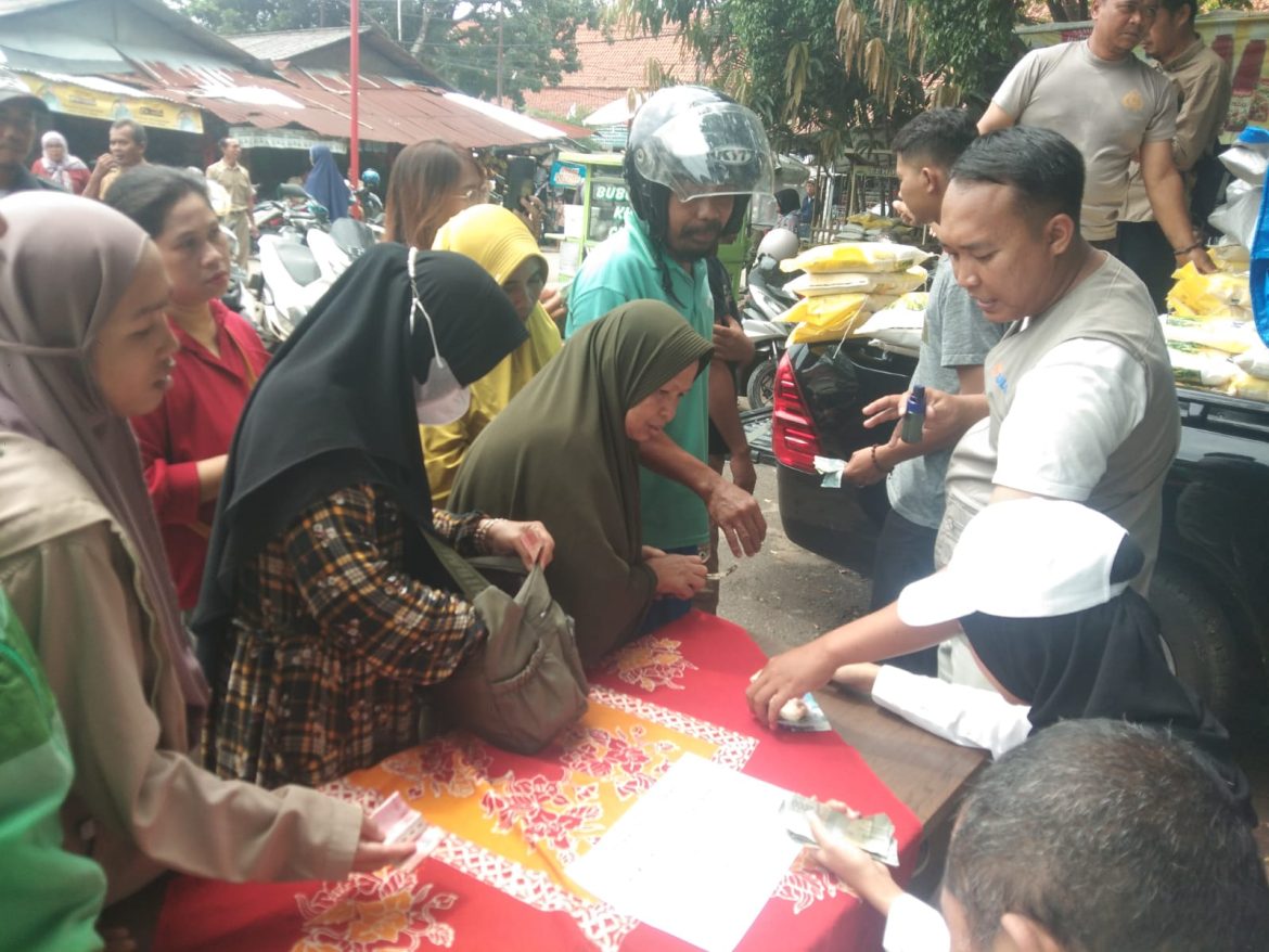 Diskopindagin Gelar Program Beras Murah di Pasar Baru Indramayu