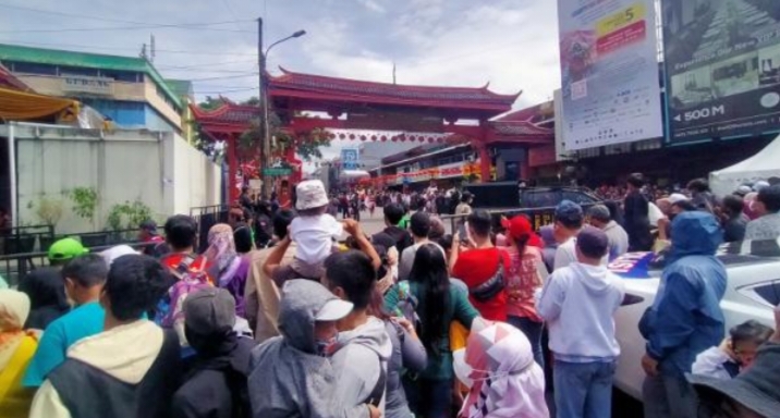 Warga Kota Bogor padati Jalan Surya Kencana