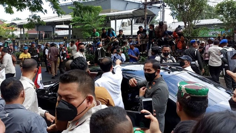 Warga di Pasar Wonokromono Berdesak demi Jabat Jokowi