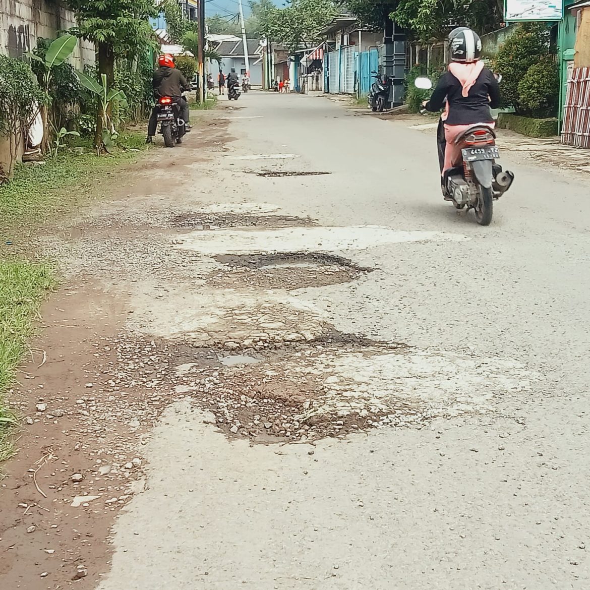 Jalan Waas Desa Sukasari Kondisinya Rusak, Berharap DPUTR Perbaiki Jelang Idul Fitri