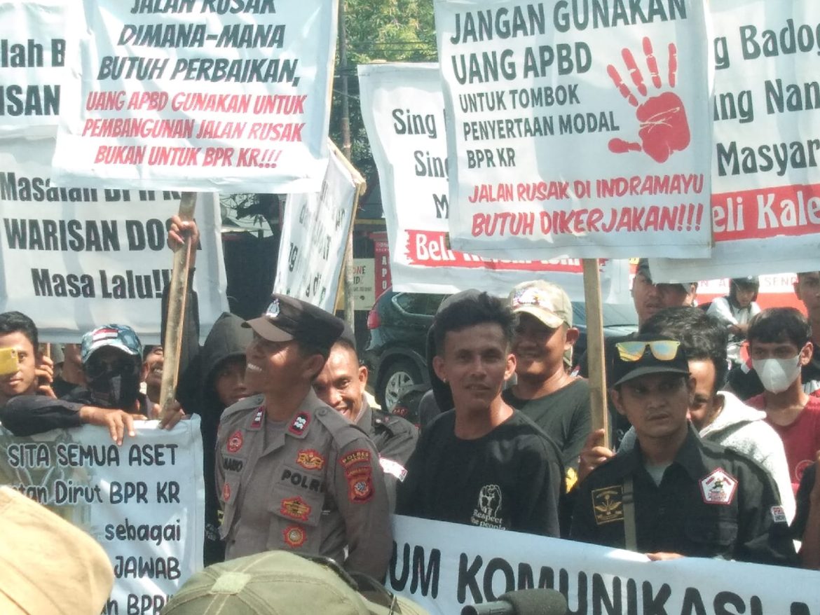 Aksi Demo FKMIB Tolak Penggunaan Dana APBD Untuk Realisasi BPR KR Indramayu