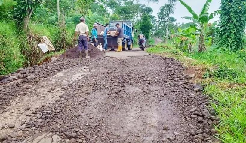 Bupati Apresiasi Inisiatif Warga Perbaiki Jalan Rusak