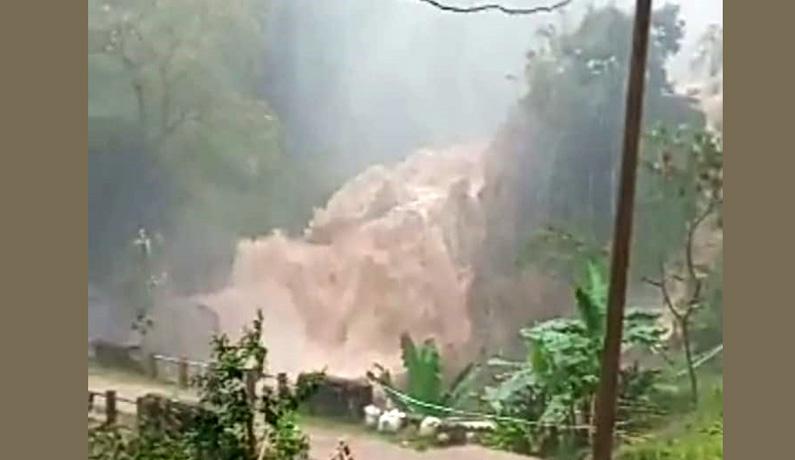 Curug Cibadak di Cihurip Garut Meluap