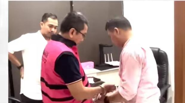 Dirut Waskita Karya Tersangka Korupsi Berbaju Tahanan dan Diborgol