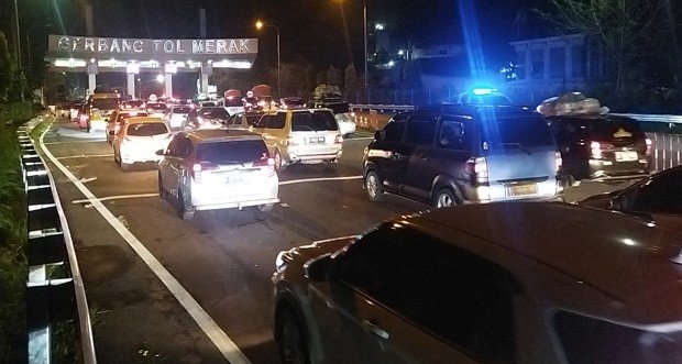 Gerbang Tol Merak Mulai Dipadati Kendaraan Pemudik