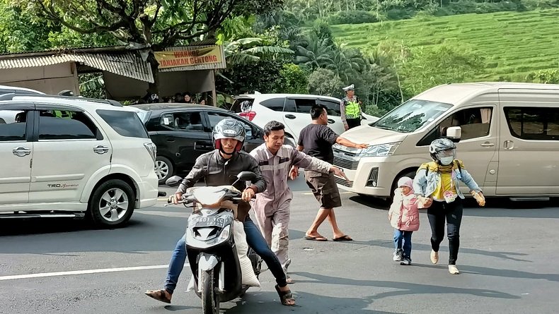 Tanjakan Ekstrem Gentong Tasikmalaya, Banyak Mobil Tak Kuat Melaju