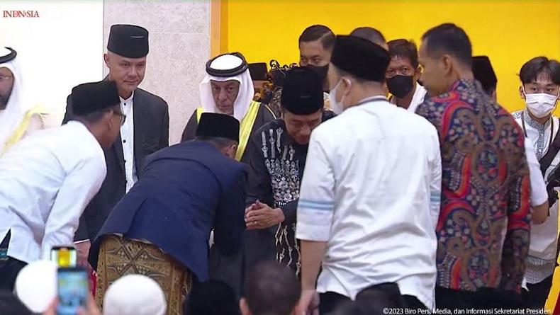 Jokowi Sholat Idul Fitri di Masjid Raya Sheikh Zayed