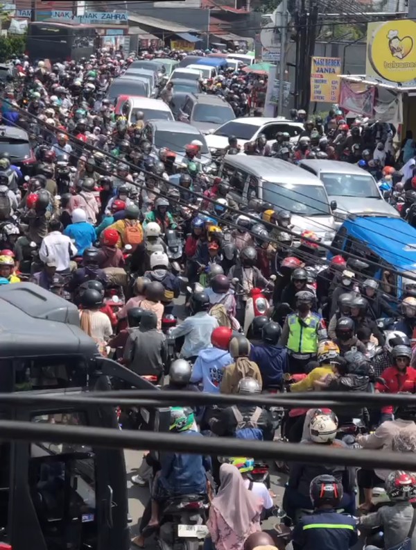 Macet Horor di Gadog saat One Way Arah Jakarta