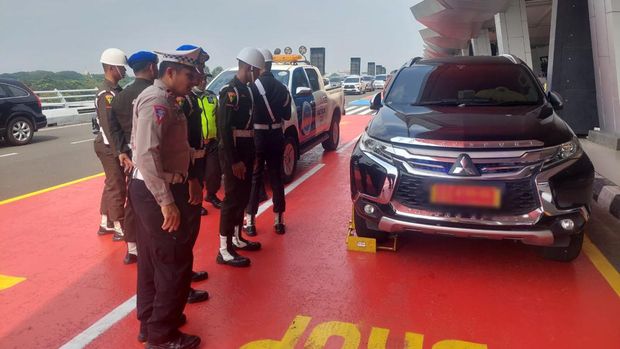 Mobil Dinas TNI di Drop Zone Soetta Digembok