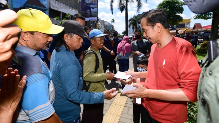 Jokowi Bagi-bagi Uang dan Sembako di Solo