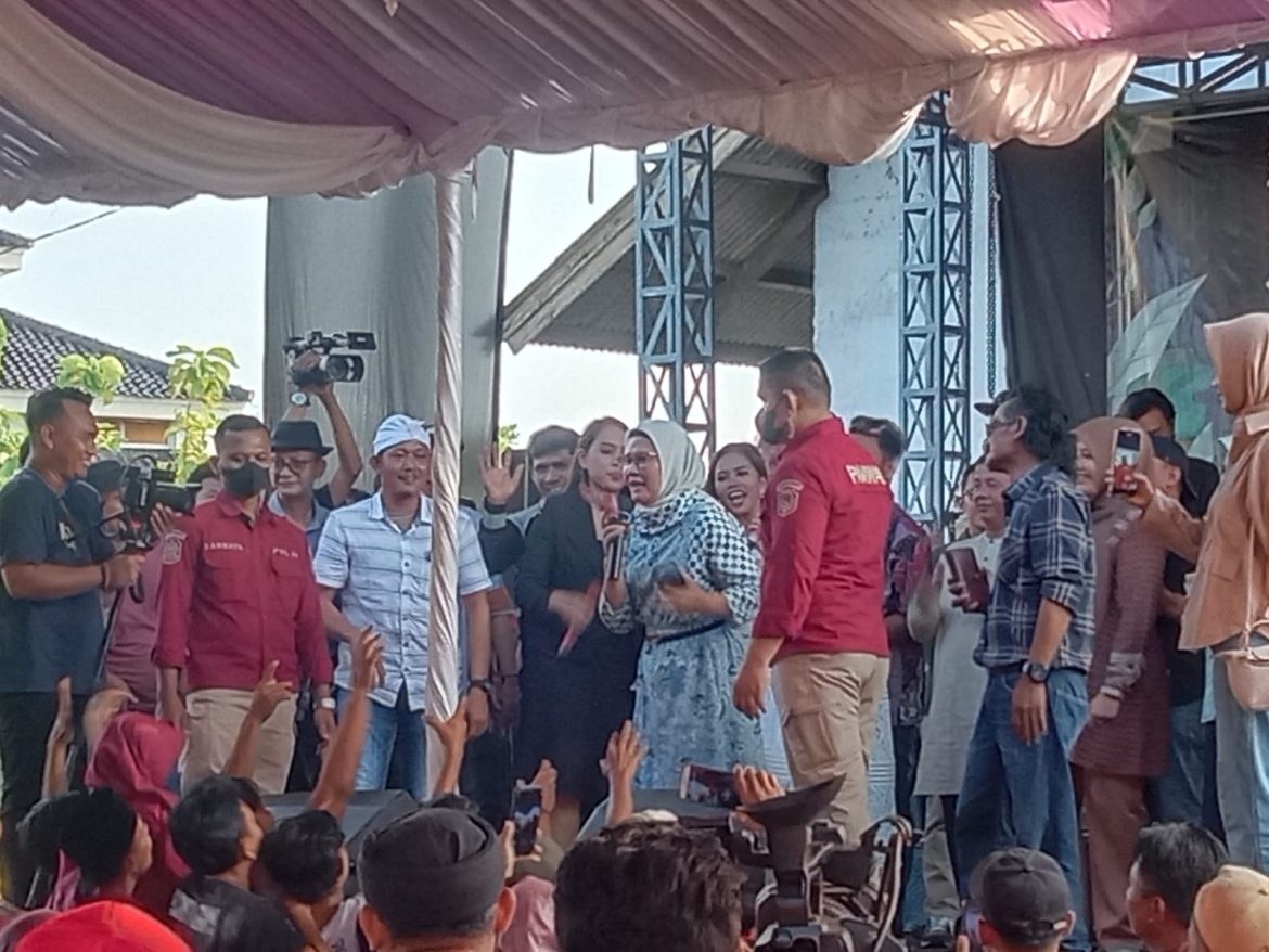 Bupati Indramayu Hadiri resepsi Pernikahan Anak Kuwu Rambatan
