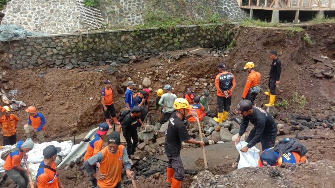Jembatan Penghubung Sariwangi Cigalontang Terputus